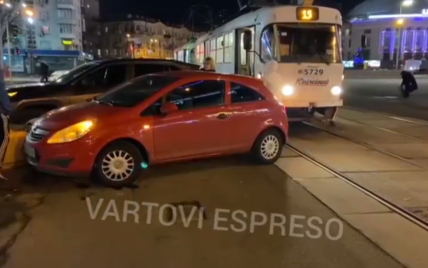 "Бросила и ушла": в Киеве пассажиры трамвая перенесли автомобиль, заблокировавший движение (видео)