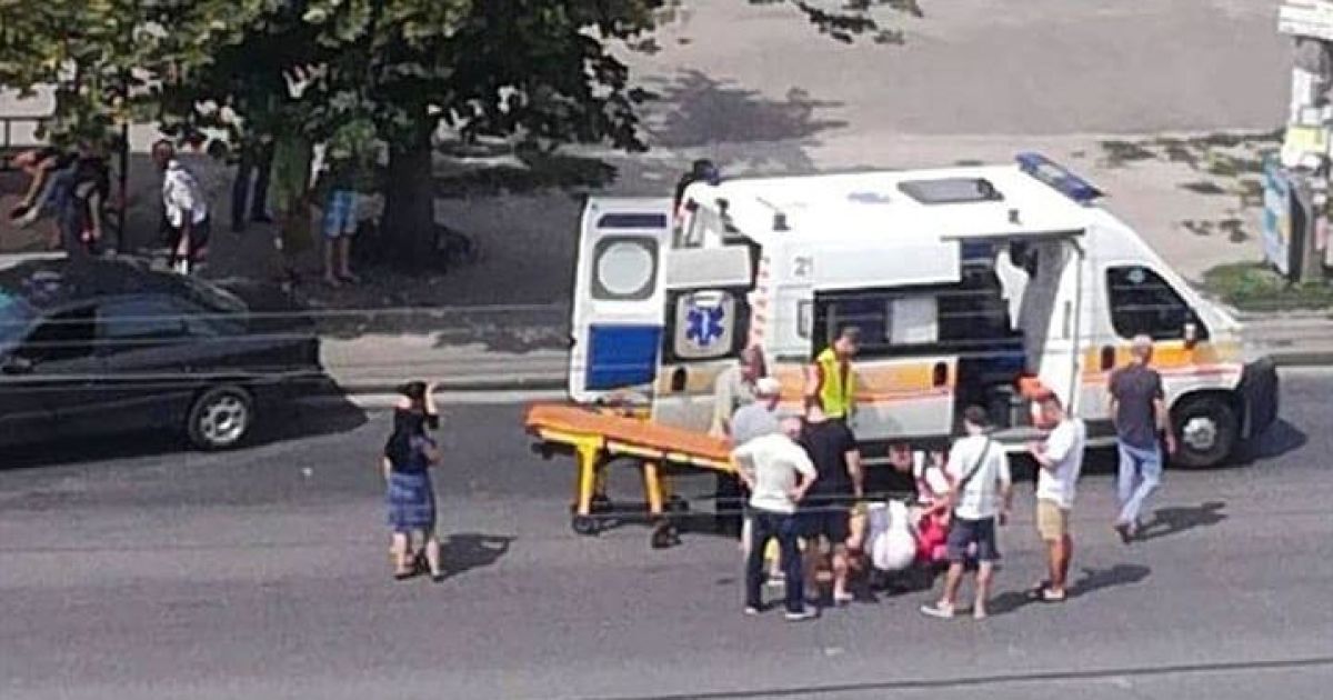 На Троещине автомобиль наехал на ребенка на переходе