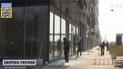 Російські "Гради" понівечили новенький житловий комплекс у Києві, та люди без паніки вийшли на прибирання