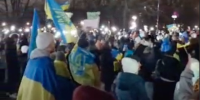 Под офисом Шольца собрался большой митинг из-за промедления с поставками Украине танков (видео)