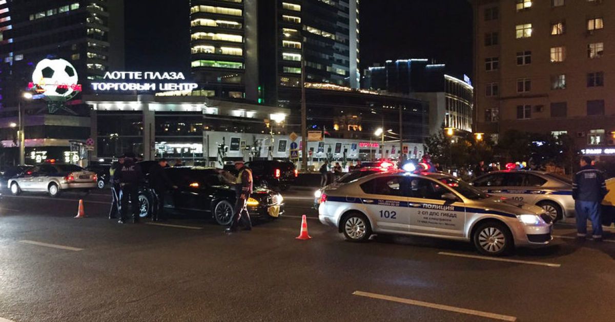 На место аварии с правительственным Mercedes в Москве прибыли высокопоставленные чиновники - СМИ