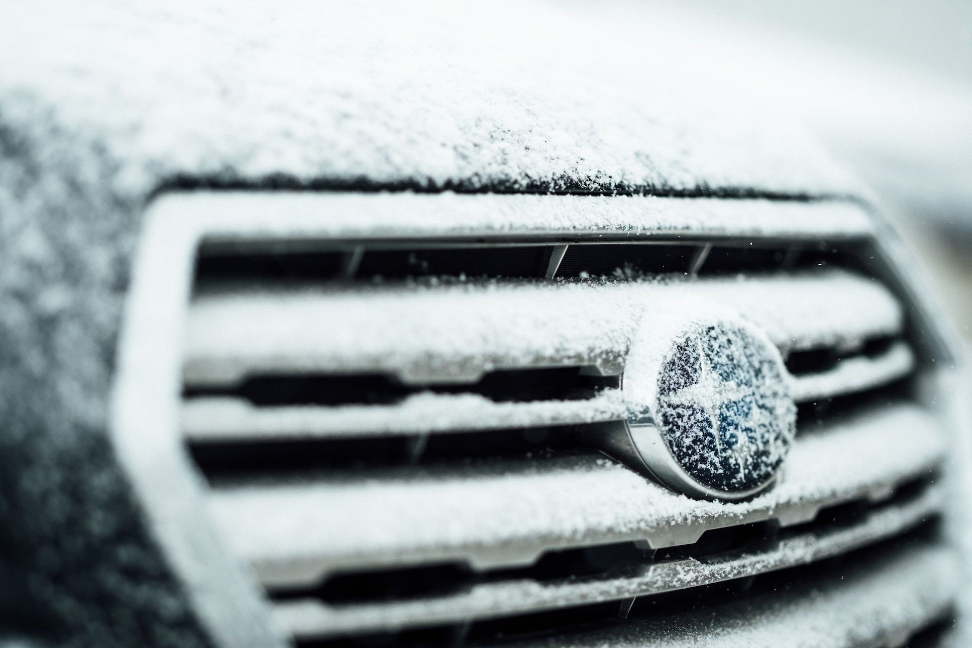 Чи варто заводити автомобіль в сильний мороз / © Unsplash