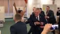 В Чехии активистка Femen с обнаженной грудью бросилась на президента Земана