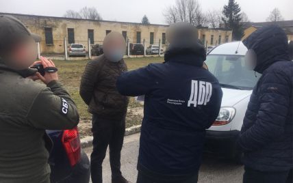У Львові затримали військового медика, який за хабар обіцяв призовнику допомогти "відкосити" від армії