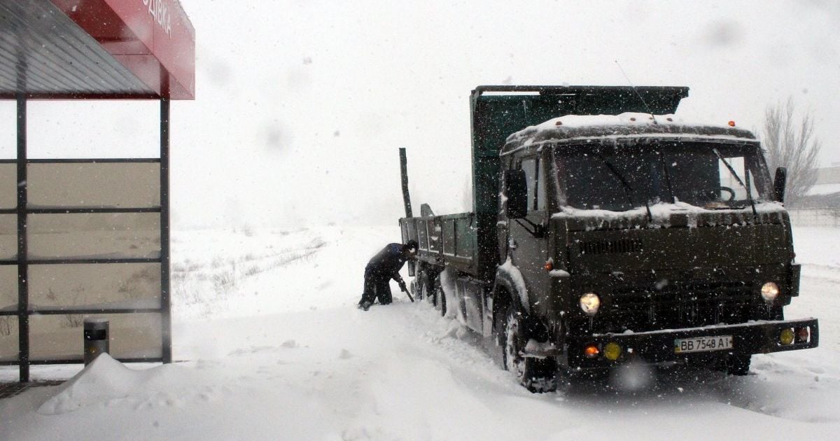 Метели замели Украину: юг и восток откапываются от снега, въезды в Киев - в пробках