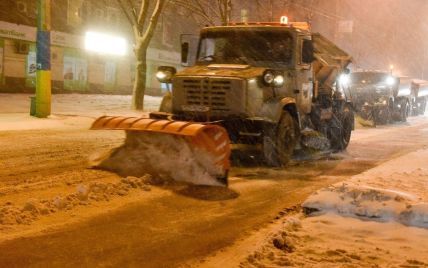 Юг Украины засыпает снегом - в регионе массово запрещают движение по трассам