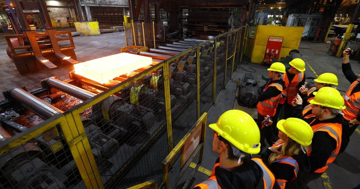 Steel Force: Метинвест Ахметова открывает путь домой для украинских студентов из Великобритании