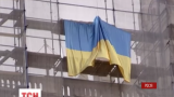 На сталинке в центре Москвы снова реет украинский флаг