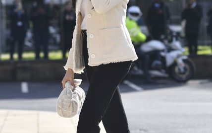 Красуня в білому жакеті: герцогиня Меган на новому заході в передмісті Лондона
