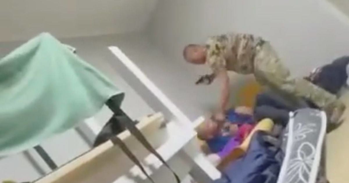 Скриншот из опубликованного в Сети видео, где военком бьет мужчину