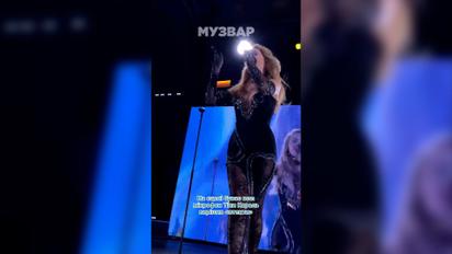 Тіна Кароль під час виступу випадково запустила мікрофон до зали