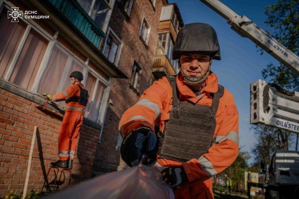 Рятувальники ліквідували наслідки удару по Сумах / © 