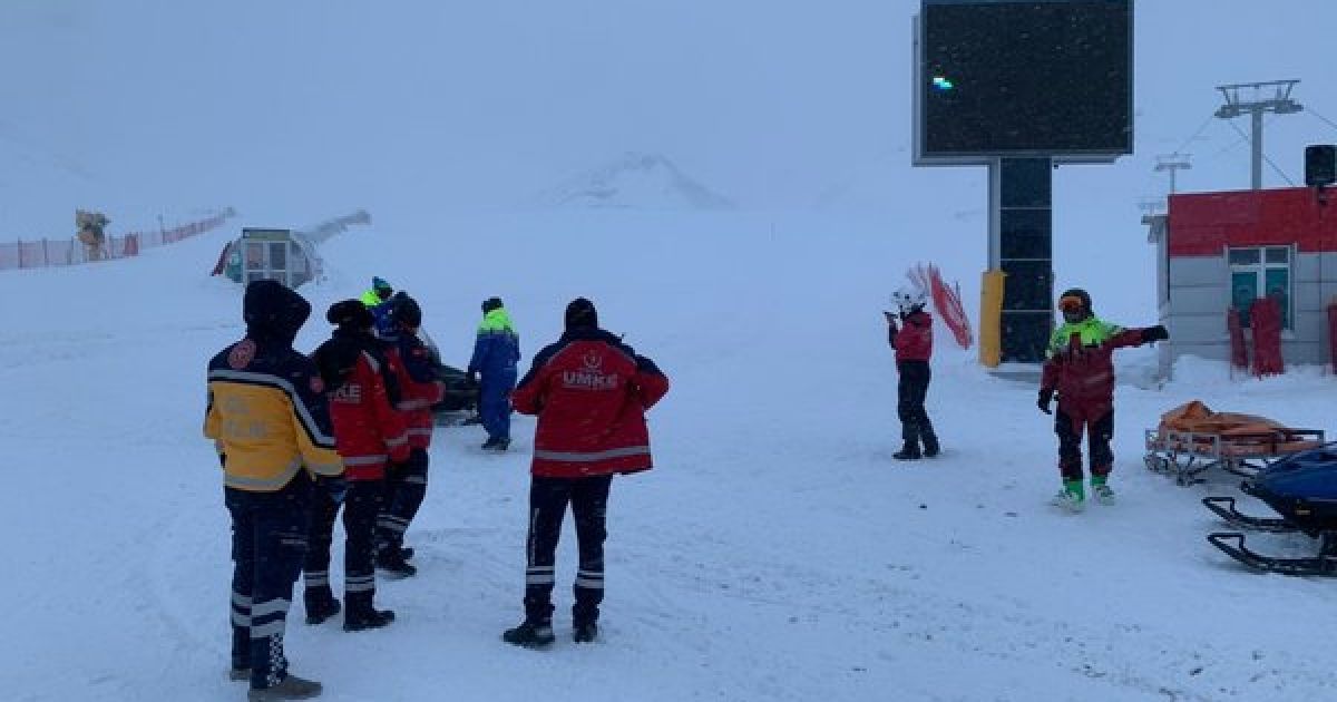 В Турции три сотрудника ООН попали под лавину, один из них погиб