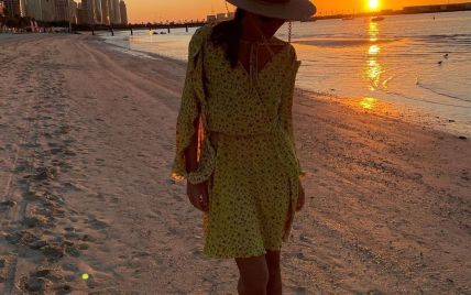 В цветочном платье и шляпе: Катя Осадчая встретила закат на пляже