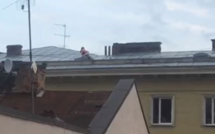 В центре Львова сняли на видео страстную парочку, которая занималась сексом на крыше многоэтажки