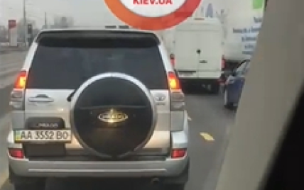 В Киеве водитель Toyota Prado блокировал проезд медиков, которые ехали к ошпаренному ребенку. Видео
