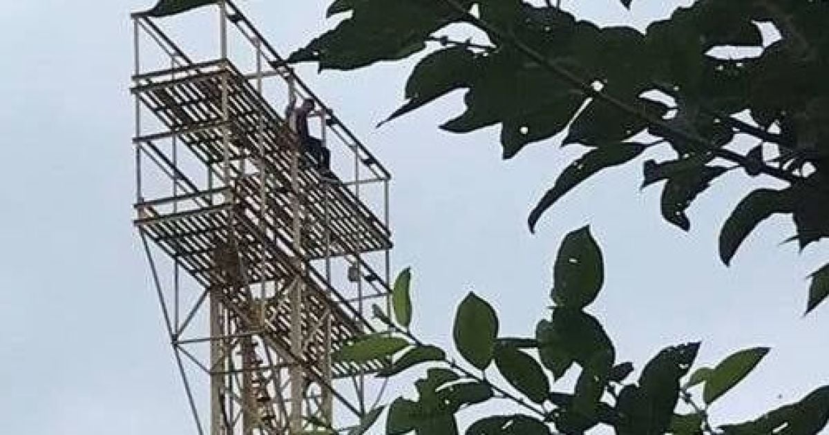 Хотел прыгнуть с башни на стадионе: 20-летний парень из Львовской области пытался совершить самоубийство (фото)