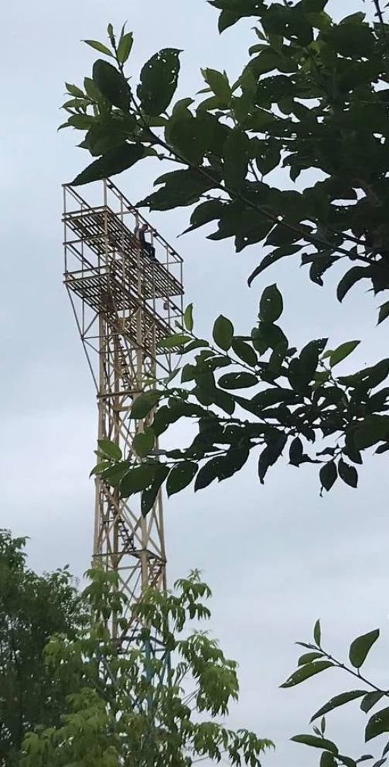 Хотів стрибнути з вежі на стадіоні: 20-річний хлопець з Львівської області намагався вчинити самогубство (фото)