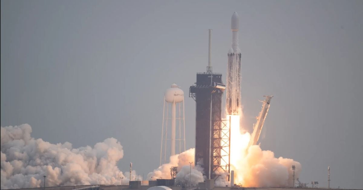 Запуск ракеты Falcon Heavy, которая отправила зонд NASA к астероиду Психея