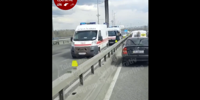 З Північного мосту у Києві упав чоловік і розбився на смерть: відео