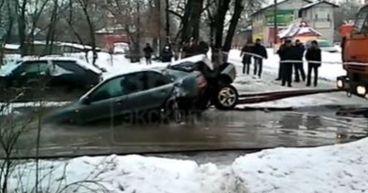 Коммунальщики оторвали заднюю часть авто