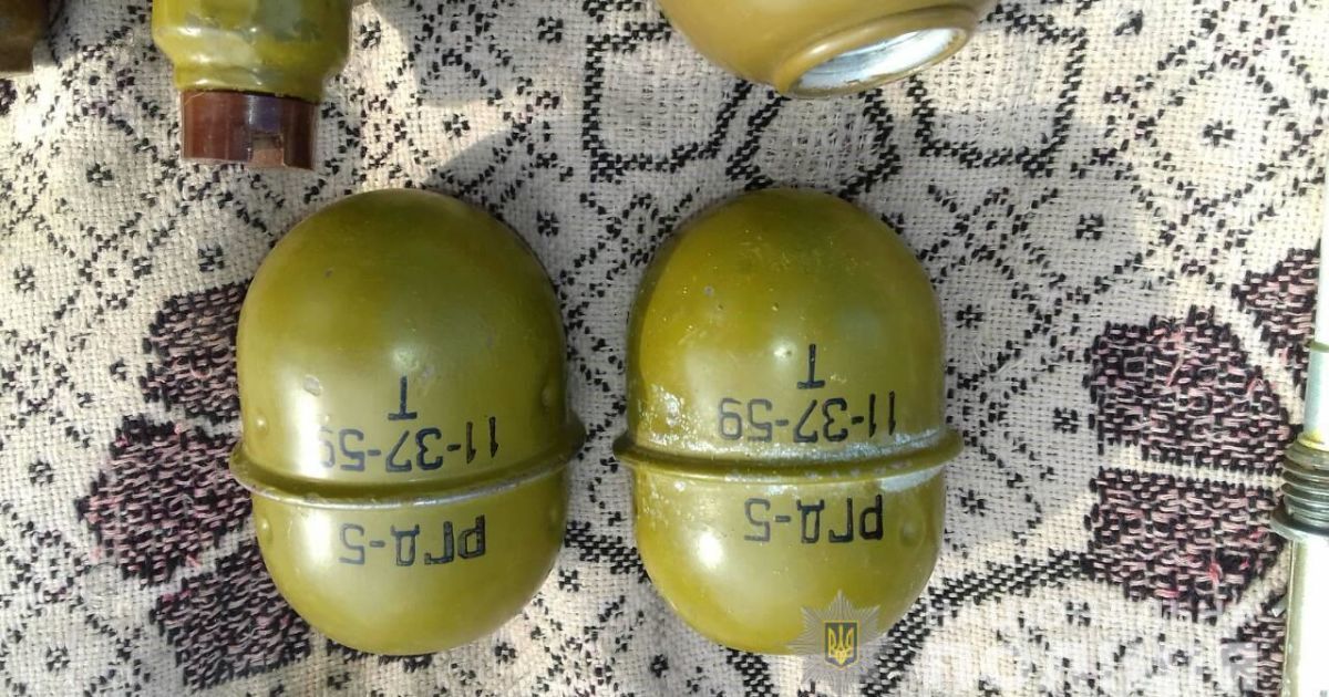 Под Павлоградом в заброшенном доме нашли тайник с оружием и боеприпасами