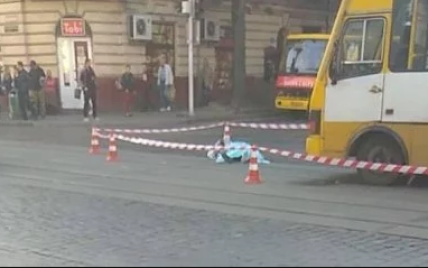 В центре Львова маршрутка насмерть сбила женщину