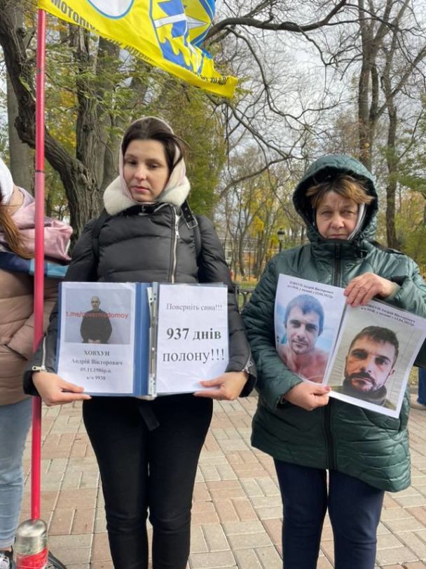 Родные пленных гражданских и военных провели акцию возле Верховной Рады