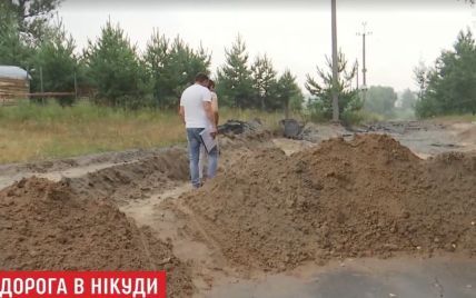 В селе под Киевом вдруг заасфальтировали частную землю под строительство