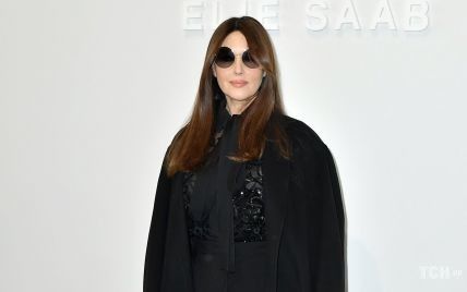 В прозрачной блузке и брюках-палаццо: Моника Беллуччи в изысканном образе пришла на показ Elie Saab
