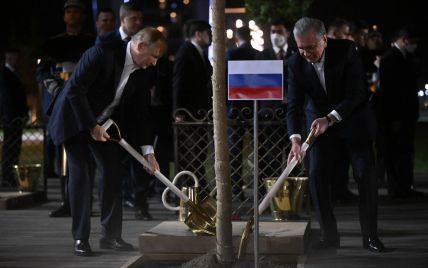 Путін та золота лопата: як очільник Кремля "розважався" в Узбекистані (відео)