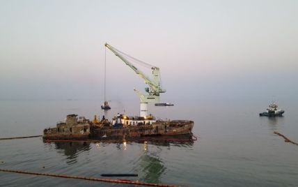В Одесі продовжують піднімати затонулий танкер Delfi: що там відбувається