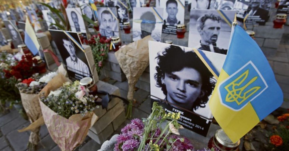 Портрети активістів, які загинули під час Революції гідності, на вул. Інститутській у Києві. 4 жовтня активісти вийшли на прибирання вул. Інститутської - вул. Героїв Небесної Сотні. / © УНІАН