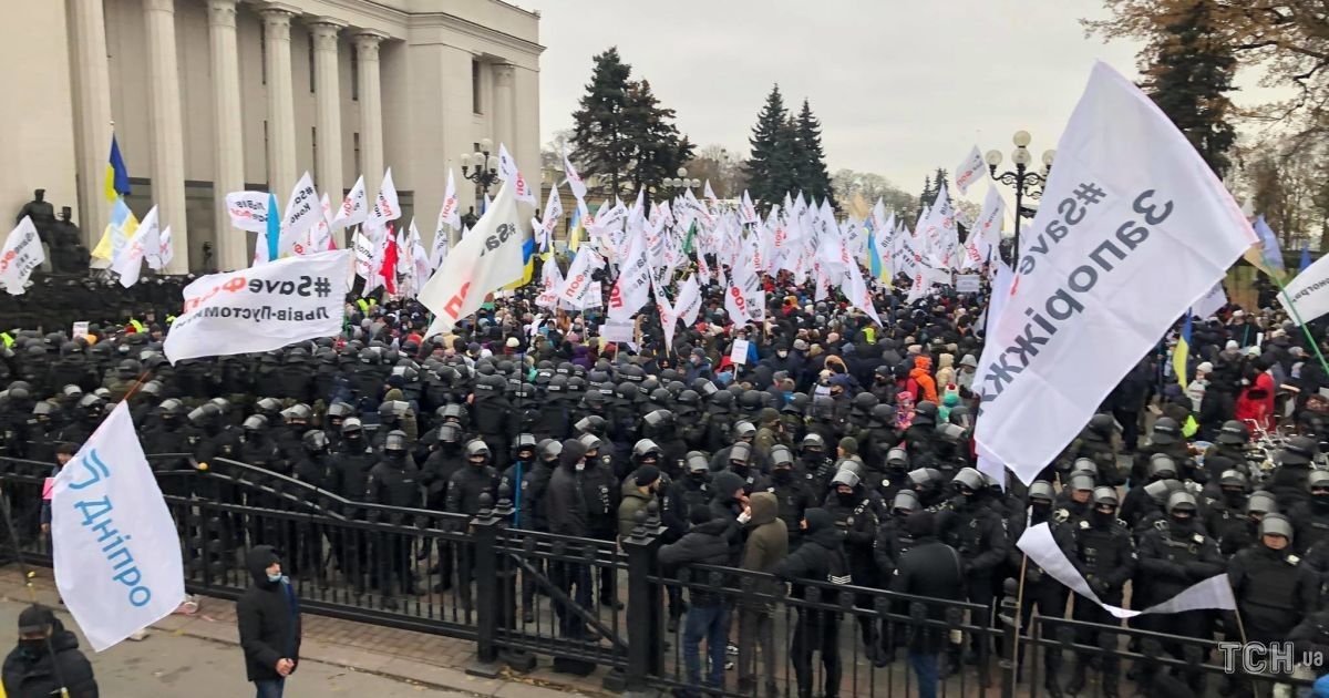 У Києві протестувальники заблокували входи до Ради