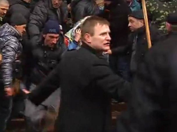 Александр Петрунько руководит штурмом Харьковской ОГА 1 марта 2014 года / © Скриншот
