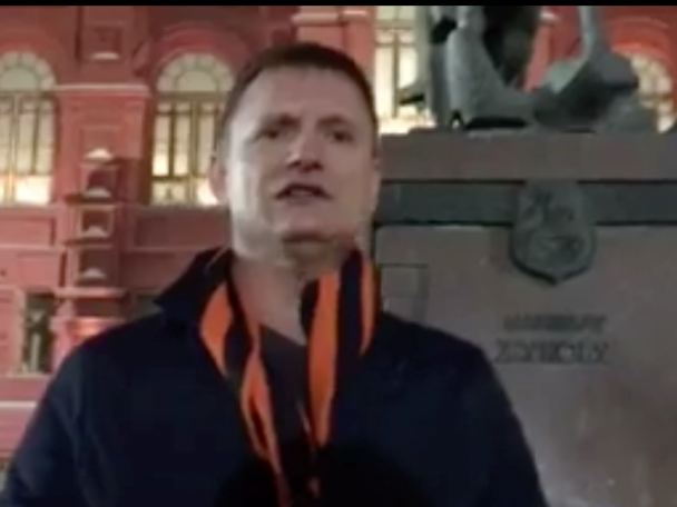 Александр Петрунько с "георгиевским" шарфом на шее провоцирует оппозиционера Виктора Капитонова у памятника Жукову, февраль 2016 года, Москва / © Скриншот