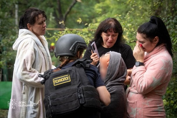 27 серпня. В одному з районів Одеси виникла пожежа у приватному житловому будинку. Також пошкоджені фасад та вікна поруч розташованих будівель. Психологи ДСНС на місці надали допомогу 4 людям, серед них — дитина. / © ДСНС