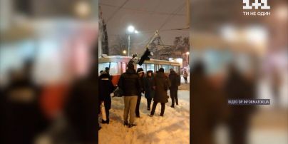 У Дніпрі трамвай зійшов з рейок, збив світлофор та перехожу | Новини Дніпра
