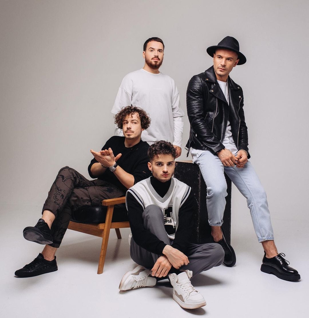 Cloudless / &copy; instagram.com/cloudless.band