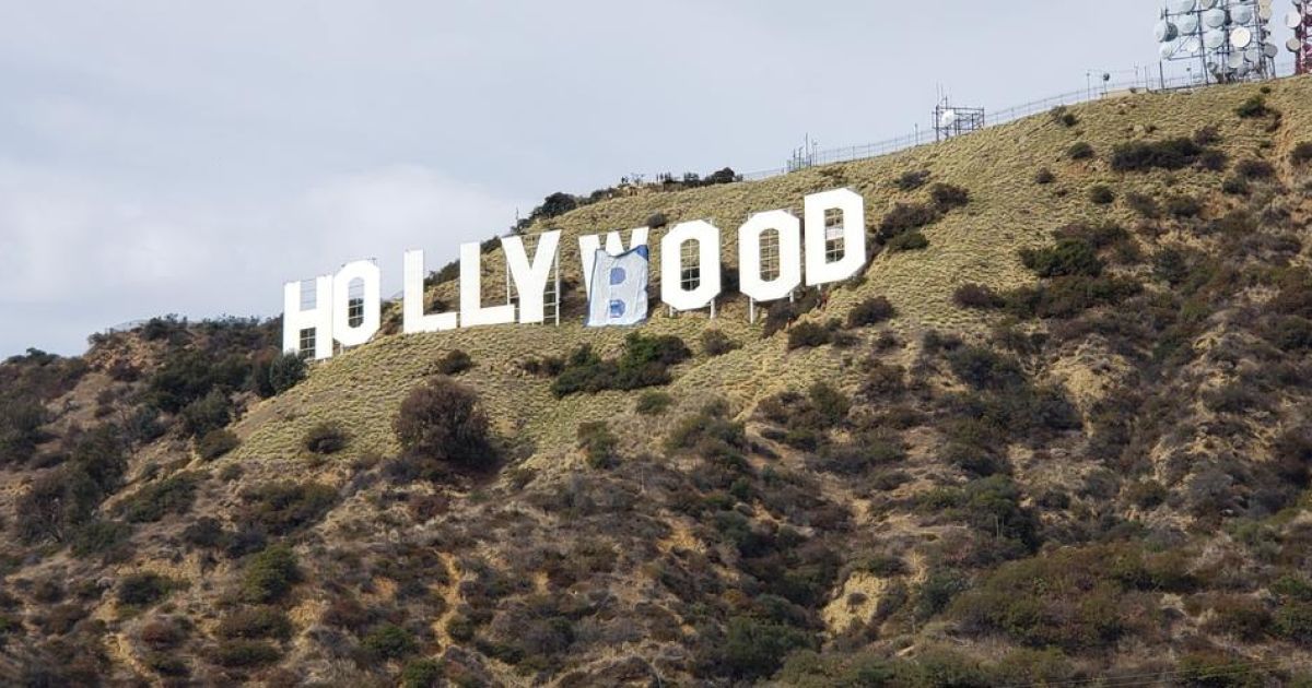 В США известную надпись Hollywood переделали в Hollyboob ("святая грудь")