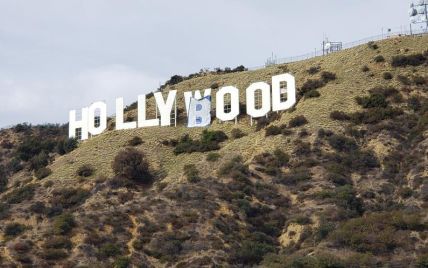 В США известную надпись Hollywood переделали в Hollyboob ("святая грудь")