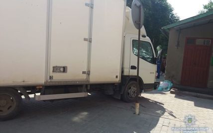 На Тернопольщине грузовик выехал на тротуар и сбил насмерть 8-летнюю девочку