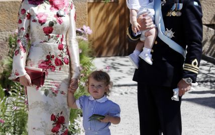 В красивом платье и лаковых туфлях: красивая принцесса София с семьей на крестинах принцессы Адриенн