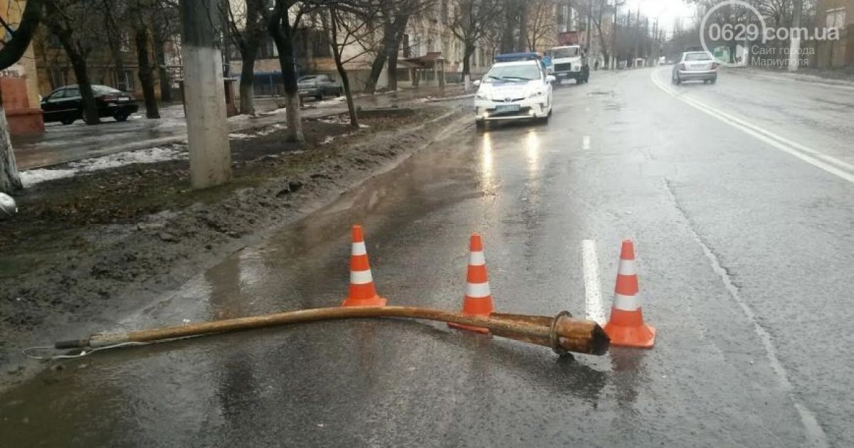 В Мариуполе фонарь упал на пассажирскую маршрутку