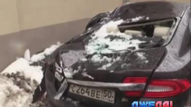 В Москве ледяная глыба одним махом похоронила Jaguar