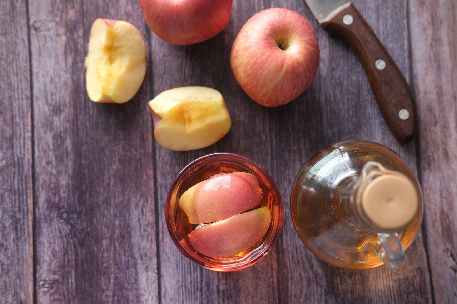 Які хвороби можна лікувати яблучним оцтом / © Unsplash