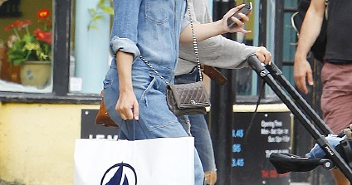 Кира Найтли на шопинге с дочерью и мамой