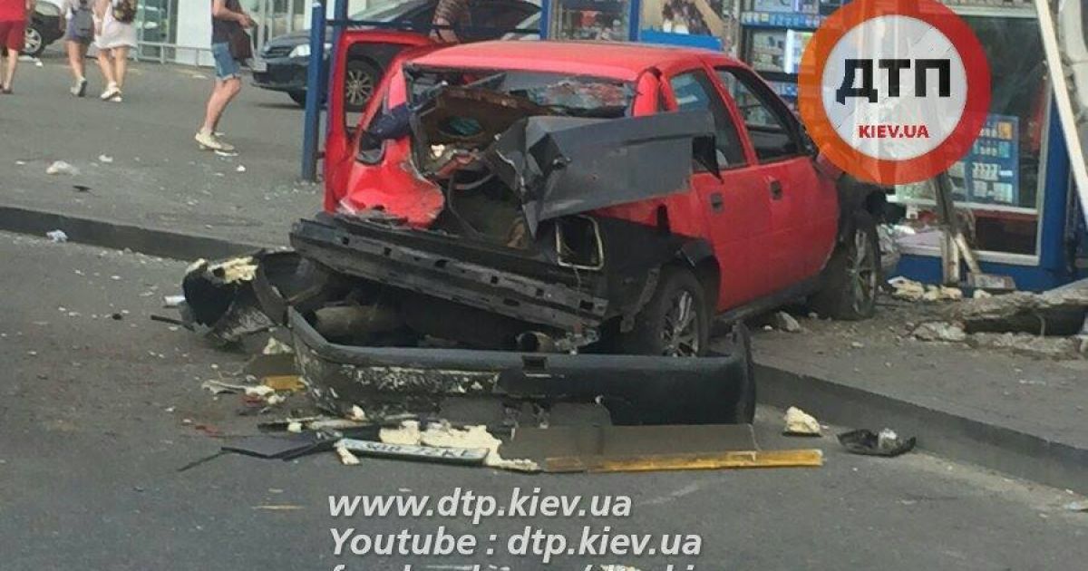 Смертельное ДТП в Киеве. Появилось жуткое видео столкновения авто с остановкой