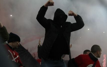 В России футбольные фанаты устроили публичное сожжение флагов Турции