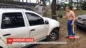С молотками и оружием: группа молодых людей набросилась на машину, в которой сидели полицейские